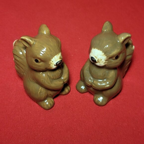 Vintage Squirrel Ceramic Glazed Salt and Pepper Shakers Set of 2 - Picture 8 of 10